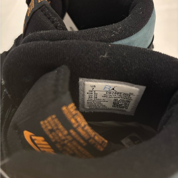 Jordan Air 1 GORE-TEX Black and Teal Sneakers - Picture 5 of 7